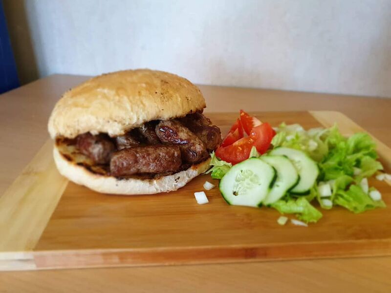 Ćevapčići u lepinji
U našoj ponudi imamo i domaće,ukusne,sočne ćevapčiče.