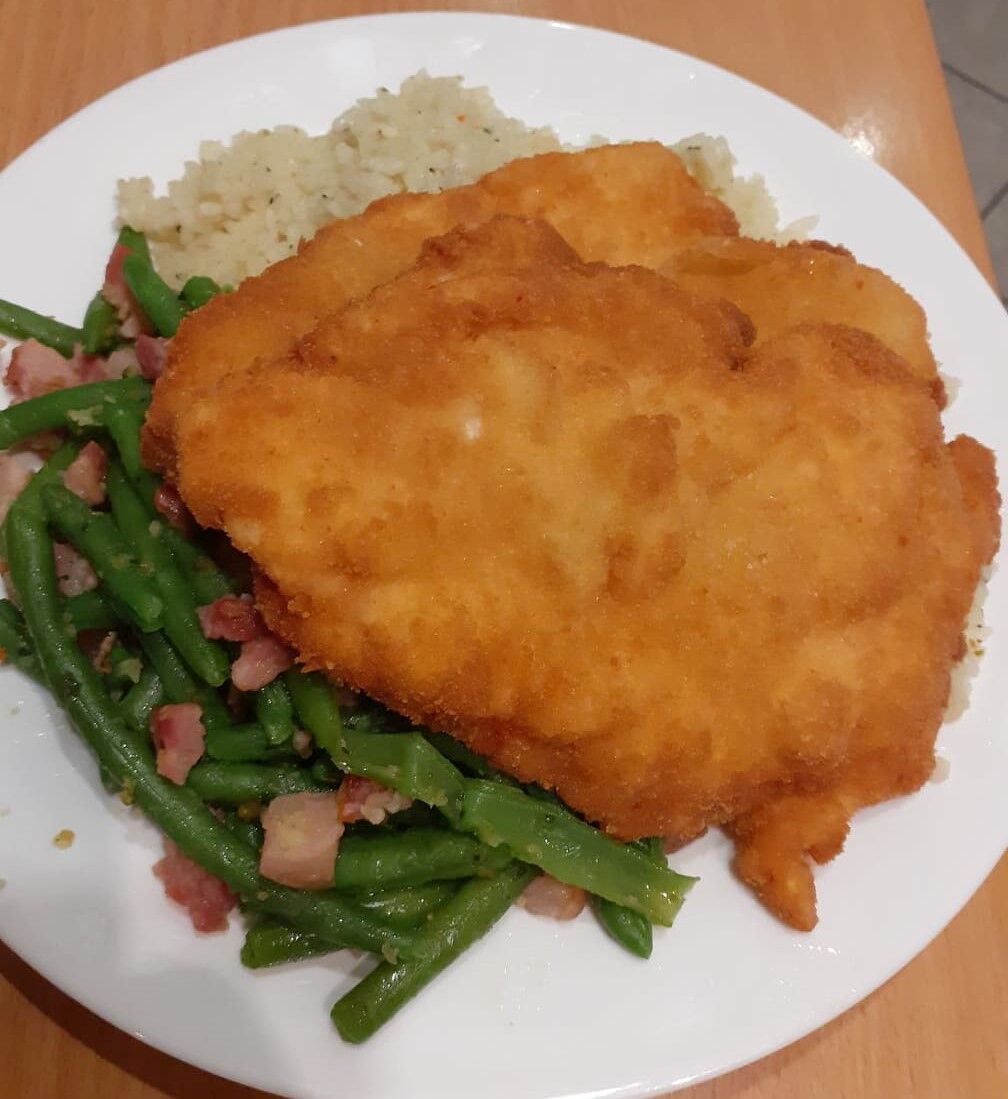 Rántott csirkemell szeletek baconos zöldbabbal, párolt rizzsel