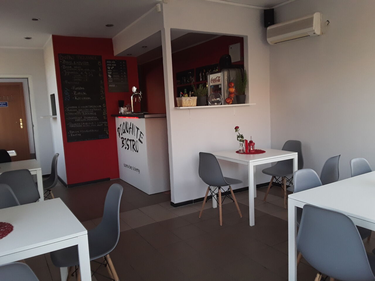 Nasz lokal w środku - widok na bar.