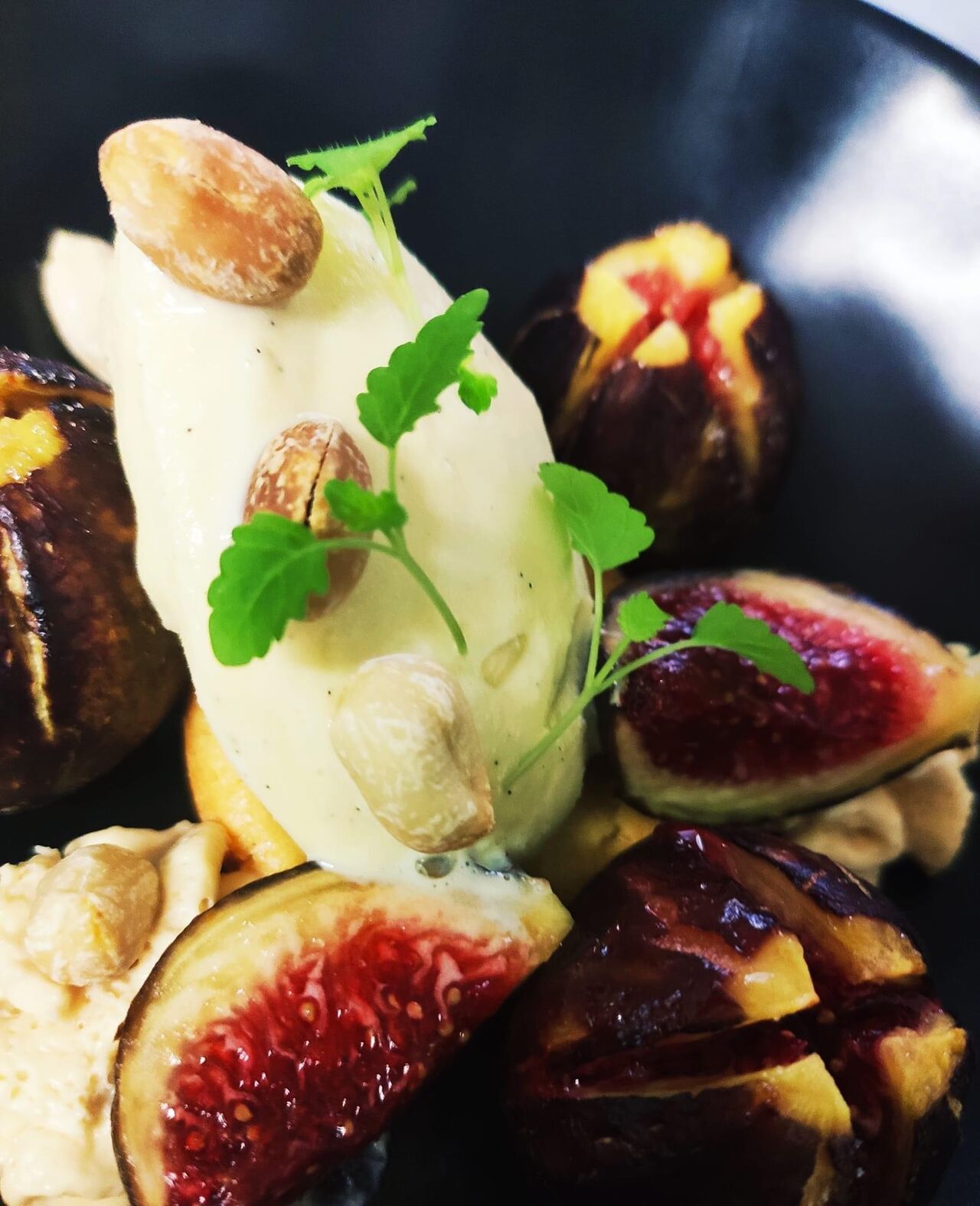 Figues rôties, palet breton, chantilly cacahuètes et glace vanille