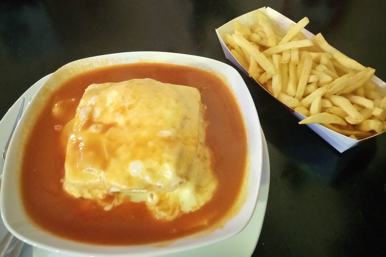 Francesinha com Batatas e Bebida