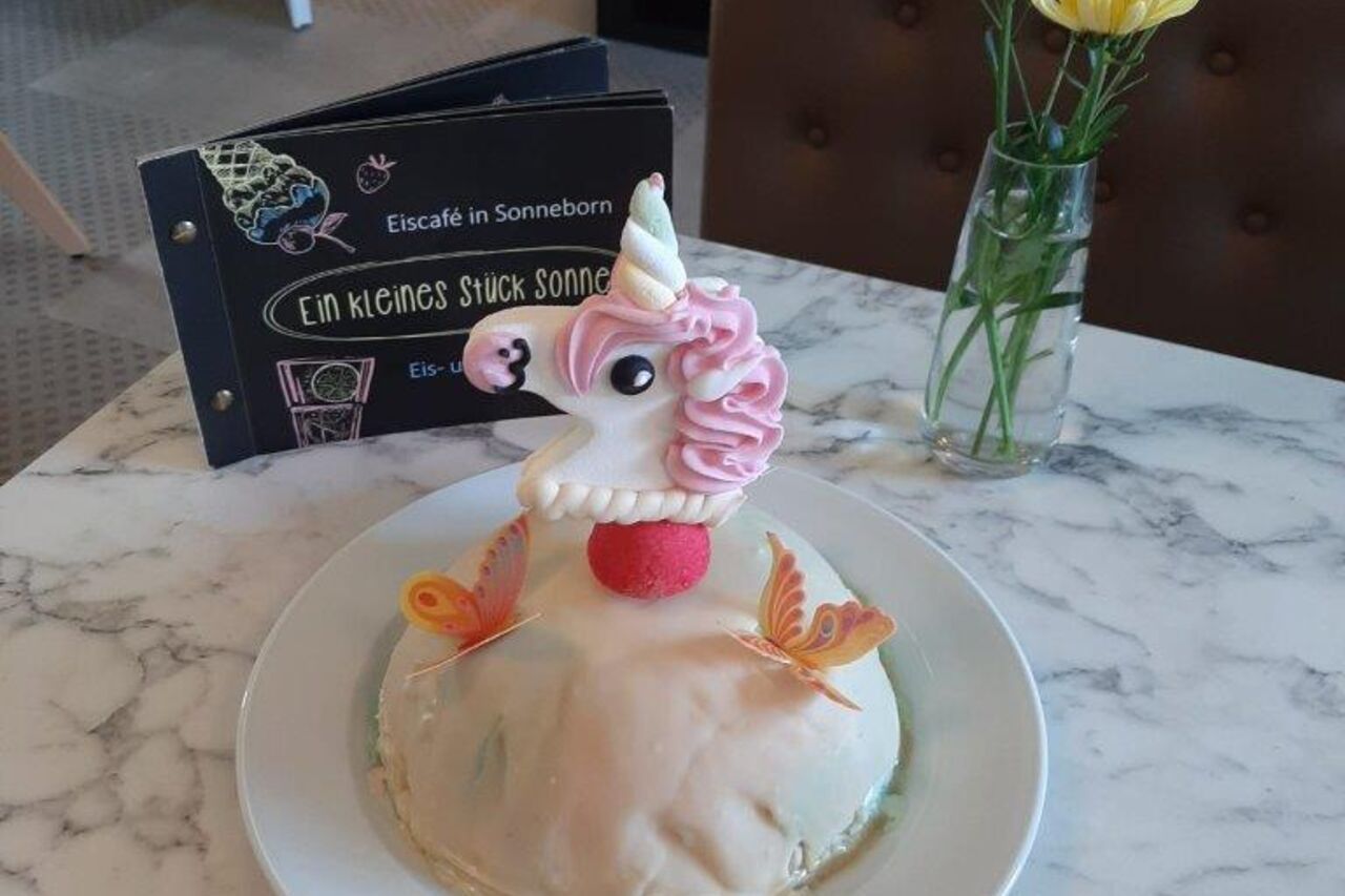 EISCAFÈ " EIN KLEINES STÜCK SONNE"