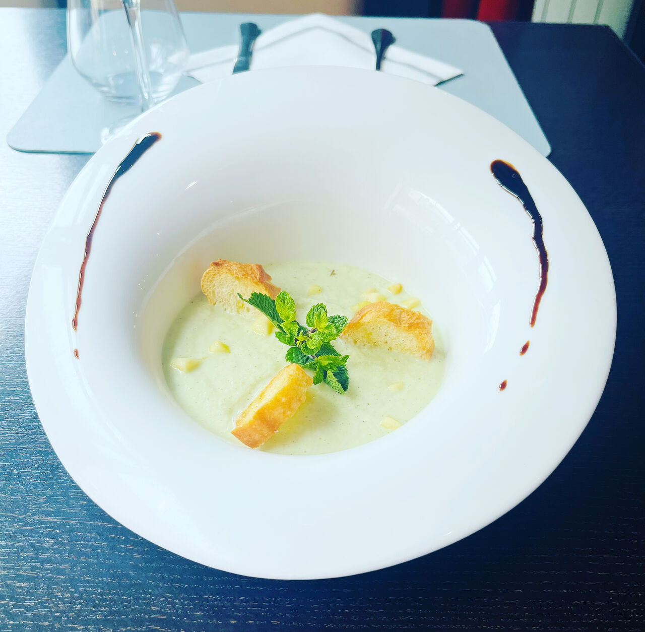 Gaspacho de concombre menthe et sa garniture craquante