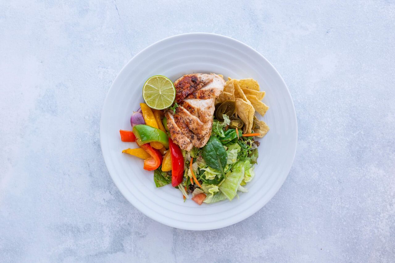 KUŘECÍ SALÁT
Michaný zeleninový salát s krajenym kuřecim steakem s limetkou,nachos,jalapeňos,domácím dresingem