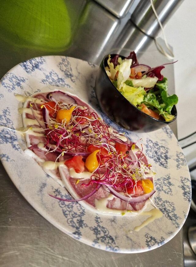 Museau à la vinaigrette, mini poivrons, petit bol de salade composé