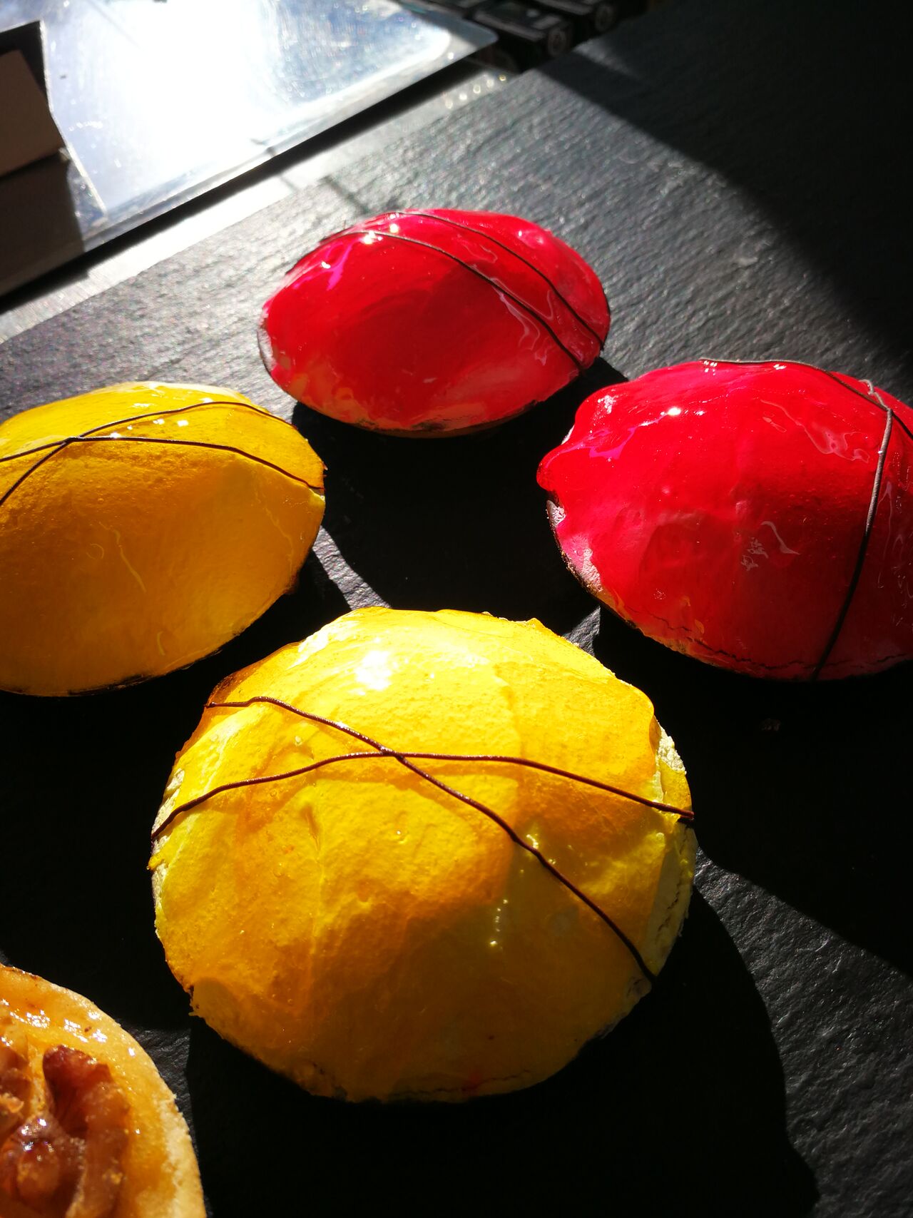 Capricho de Limón.
Con una base de Pasta Brisa bañada en Chocolate.