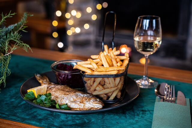 Pstrąg tatrzański od Sitarza, frytki, surówka