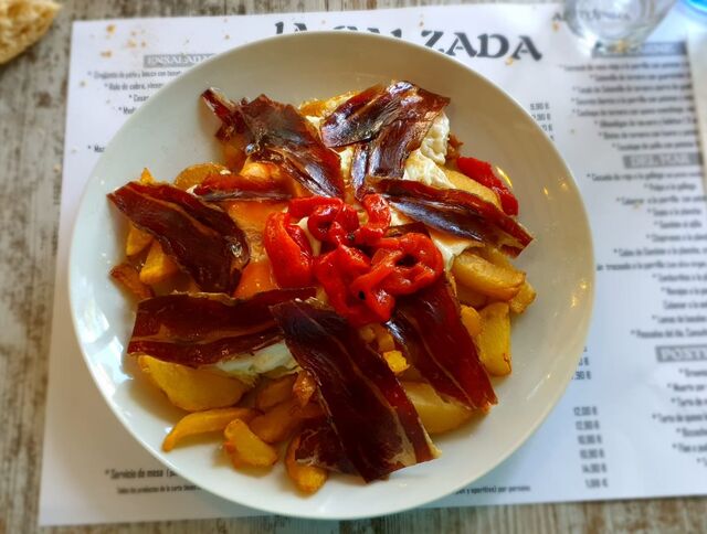 HUEVOS ROTOS CON CECINA