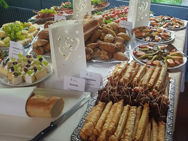 Mediterranes Buffet, Schafskäse Röllchen, Blätterteig mit Thunfisch, Krabbensalat, alles eigene Herstellung