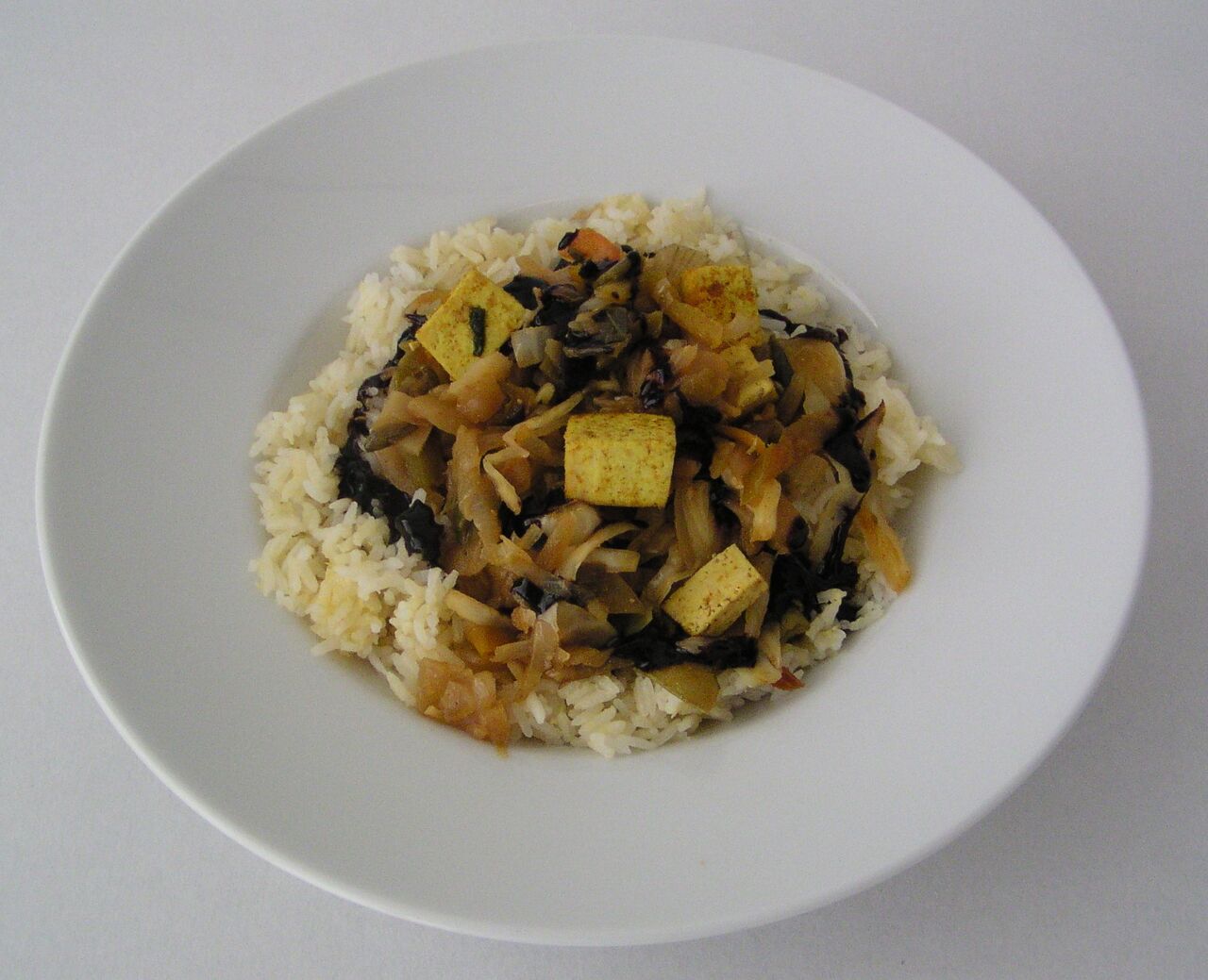 Egg-fried rice mit Wok-Gemüsen und Tofu