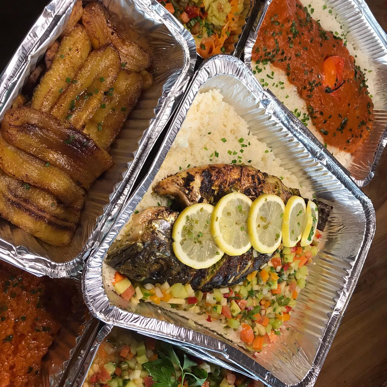 Dorade braisé accompagnée d'attieke, alloco, riz, légumes 