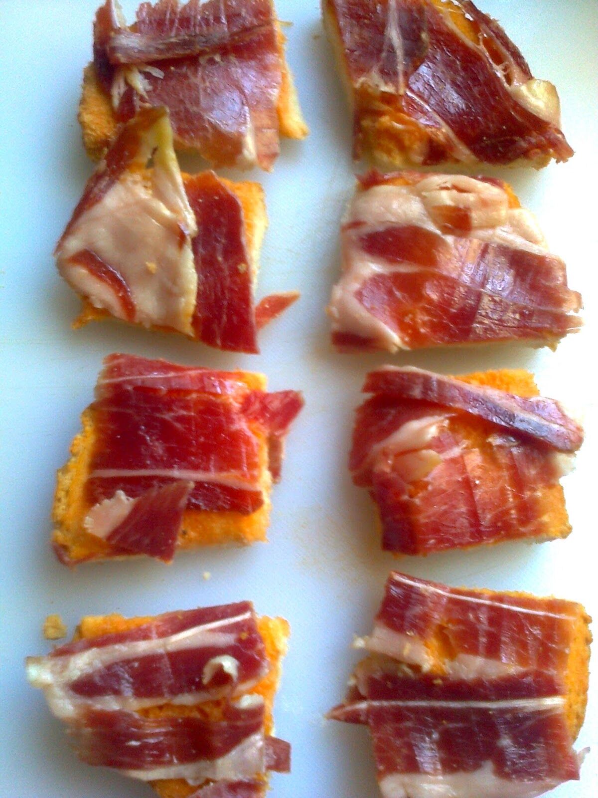 Pan de la casa con salmorejo y jamón