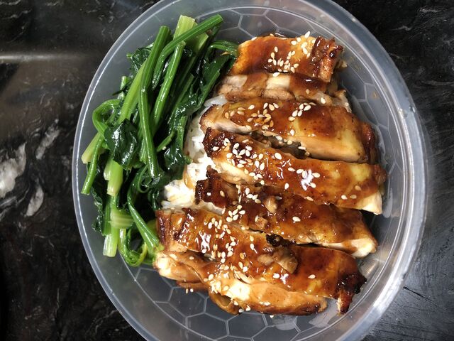 Riz poulet teriyaki épinard à l’huile de sésames - 照燒雞腿飯麻油菠菜 10€/portion 