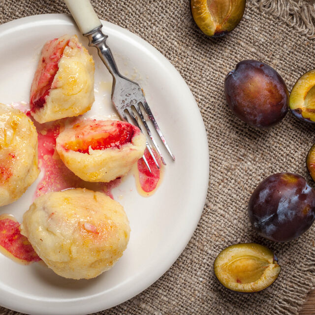 Bramborový knedlík plněný švestkou / 400g / 64,-Kč