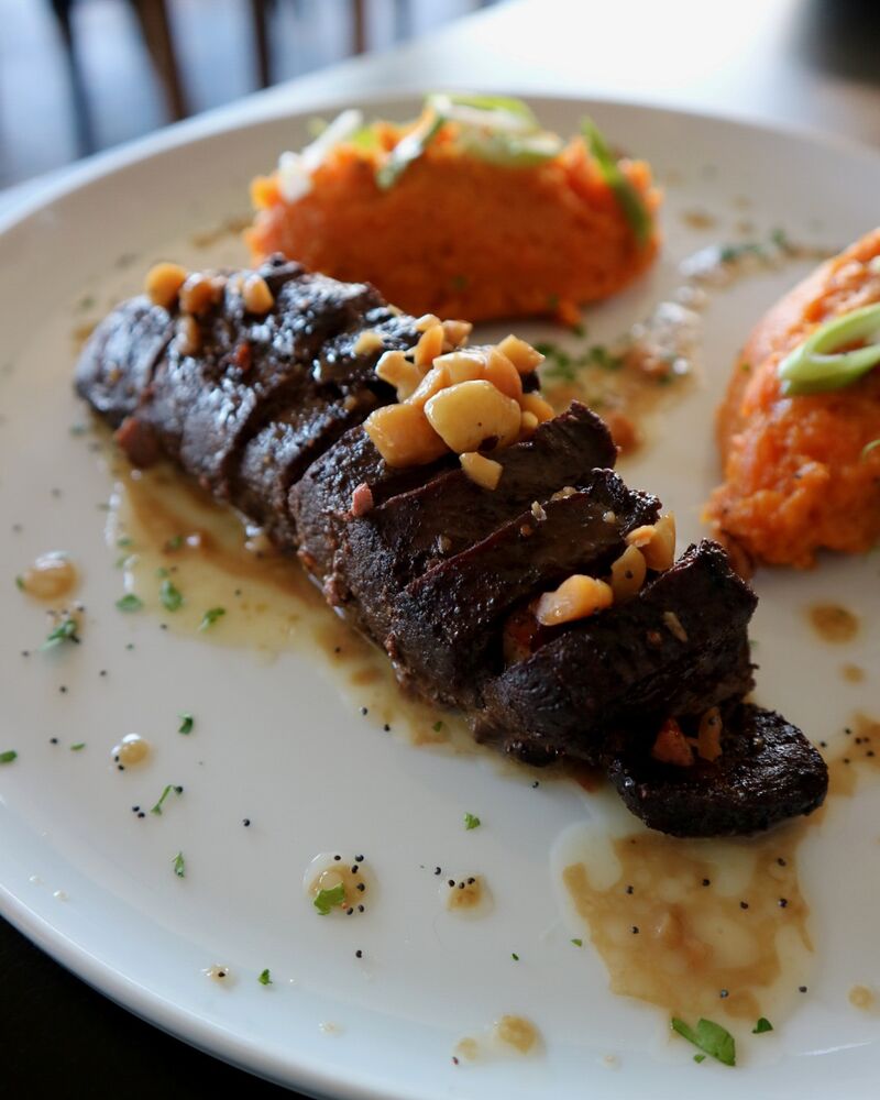 Magret com esmagada de batata doce e vinagrete de rutos secos