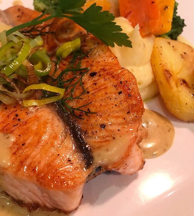 Frischer Lachs in Pommern-Senfsauce mit Kartoffeln & Gemüse