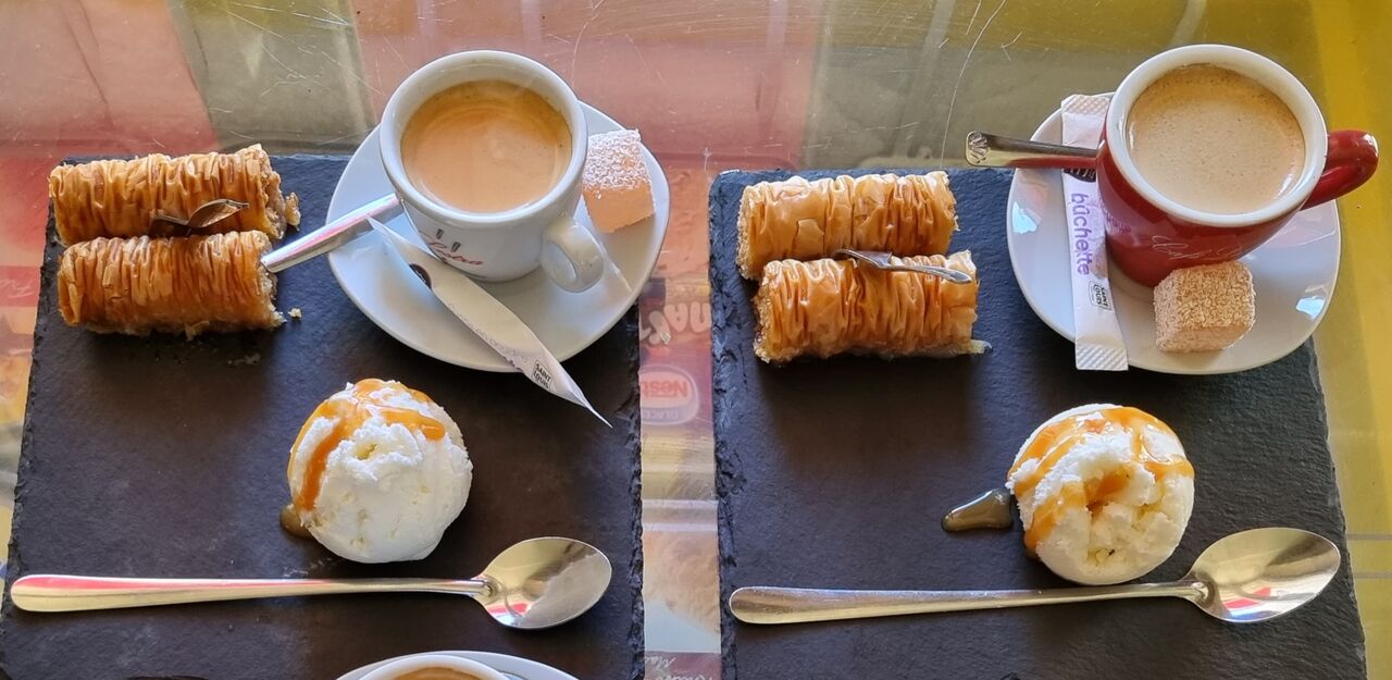 Baklava accompagné d'une glace vanille et son café