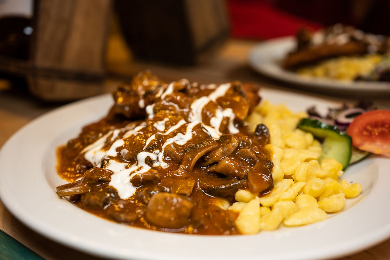 Schweineschnitzel „Bakonyi Art“ mit Nockerl 