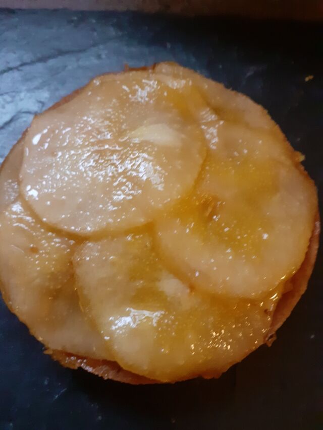 Tartelette poire, rôtie au four, crème d'amande,
brunoise de poire au genièvre
4€