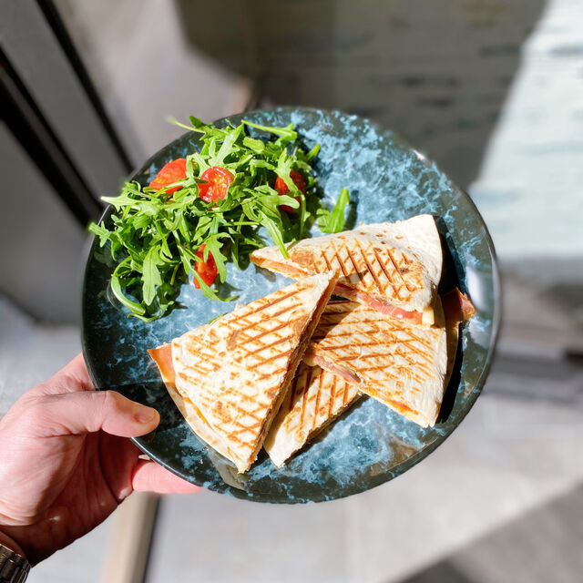 Piadina - cette spécialité d'Emilie Romagne est une pizza pliée en deux et servie chaude