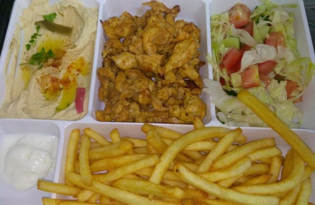 Hoummous / Shawarma poulet / Salade classique /
Sauce Toum / Frites...
Et le tout, fait maison!