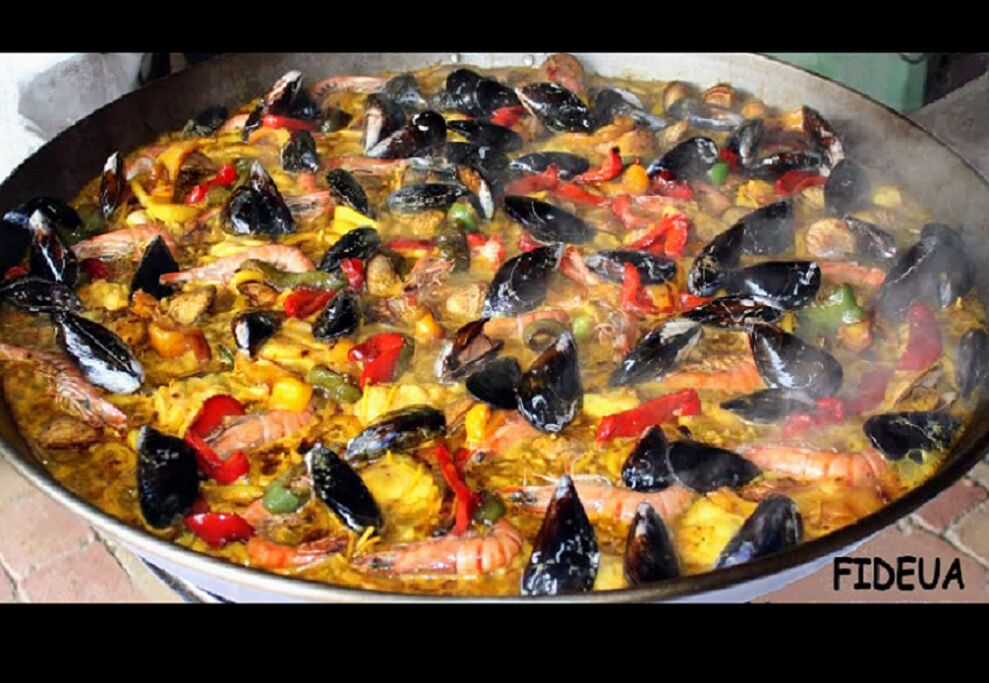 Fideua : Paëlla aux Pãtes tout au Poissons servie avec un AÏOLI maison