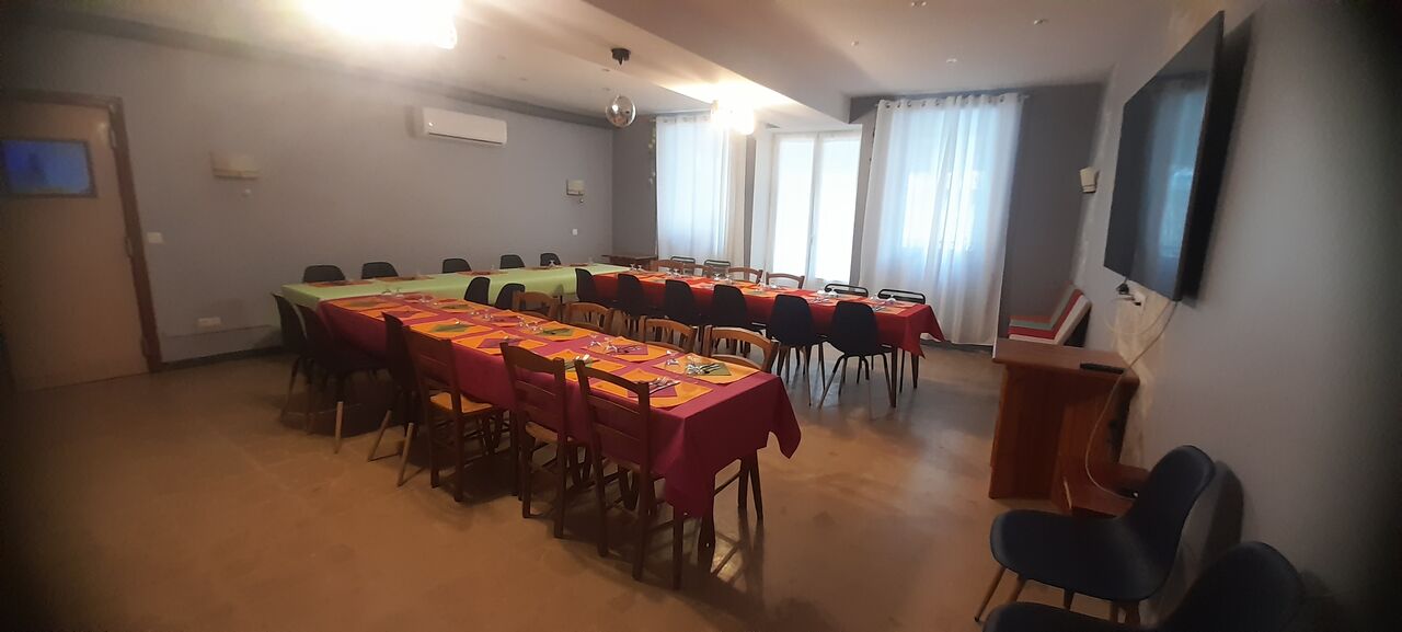 Salle avec grand écran 