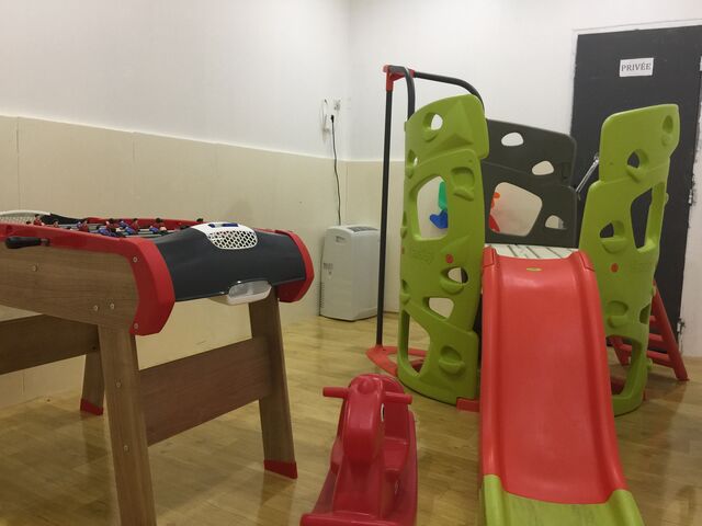 Restaurant avec une air de jeux pour enfants climatisée