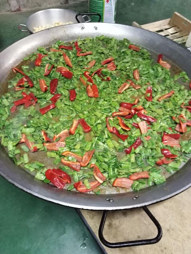 Réalisation d'une paella de 120 personnes