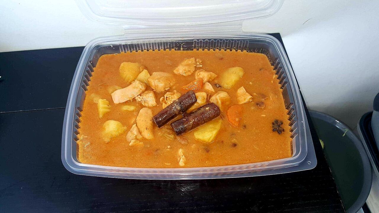 Massaman : Poulet au curry / lait de coco avec pommes de terres, servi avec du riz Sur Cde
