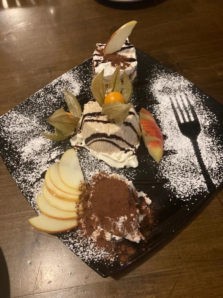 Tris di dolci
Tiramisù - Semifreddo alla nocciola (hausgemacht)- Profitelos 