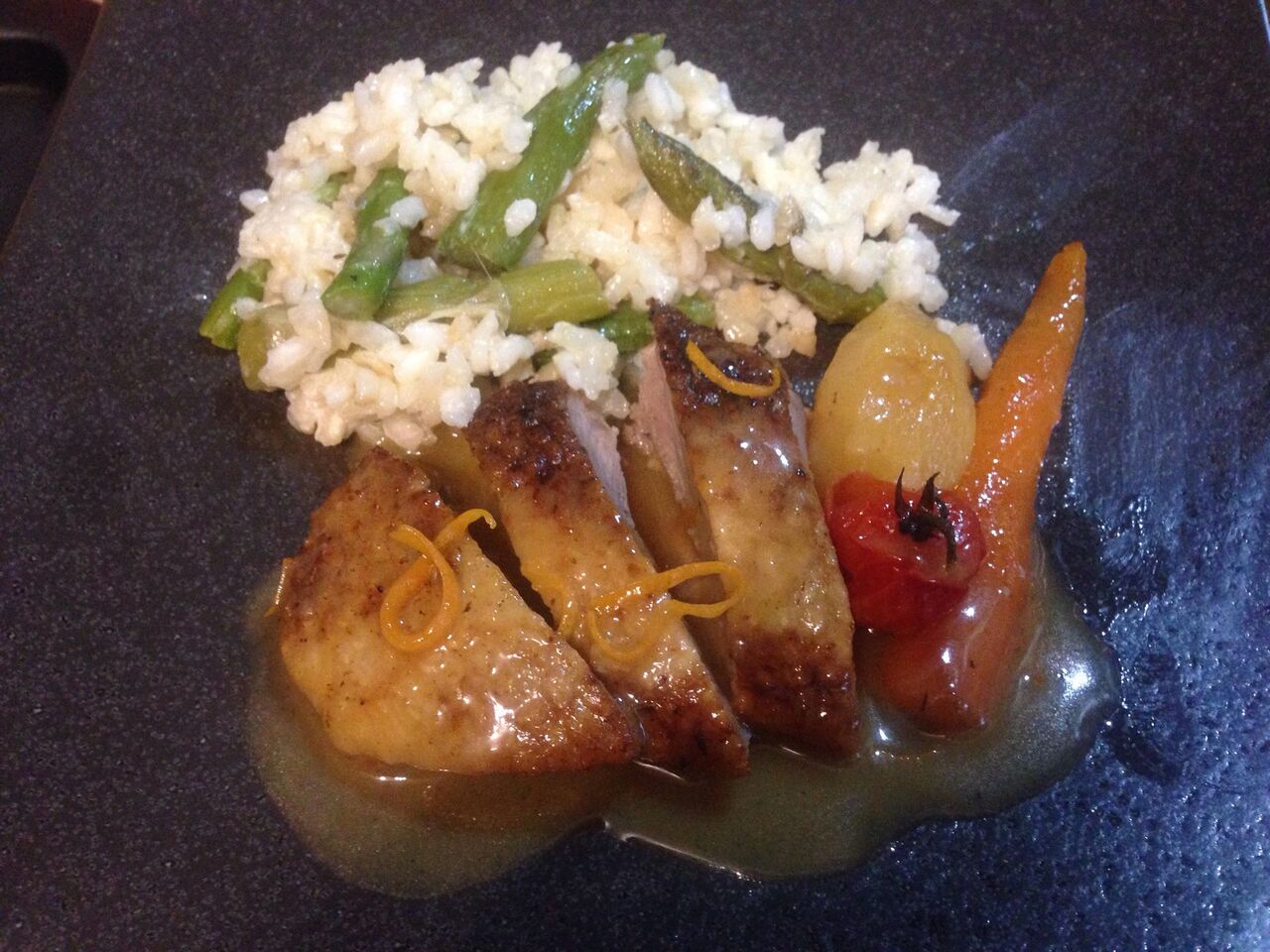 Magret de canard sauce à l'orange, risotto aux asperges et petits légumes glacés