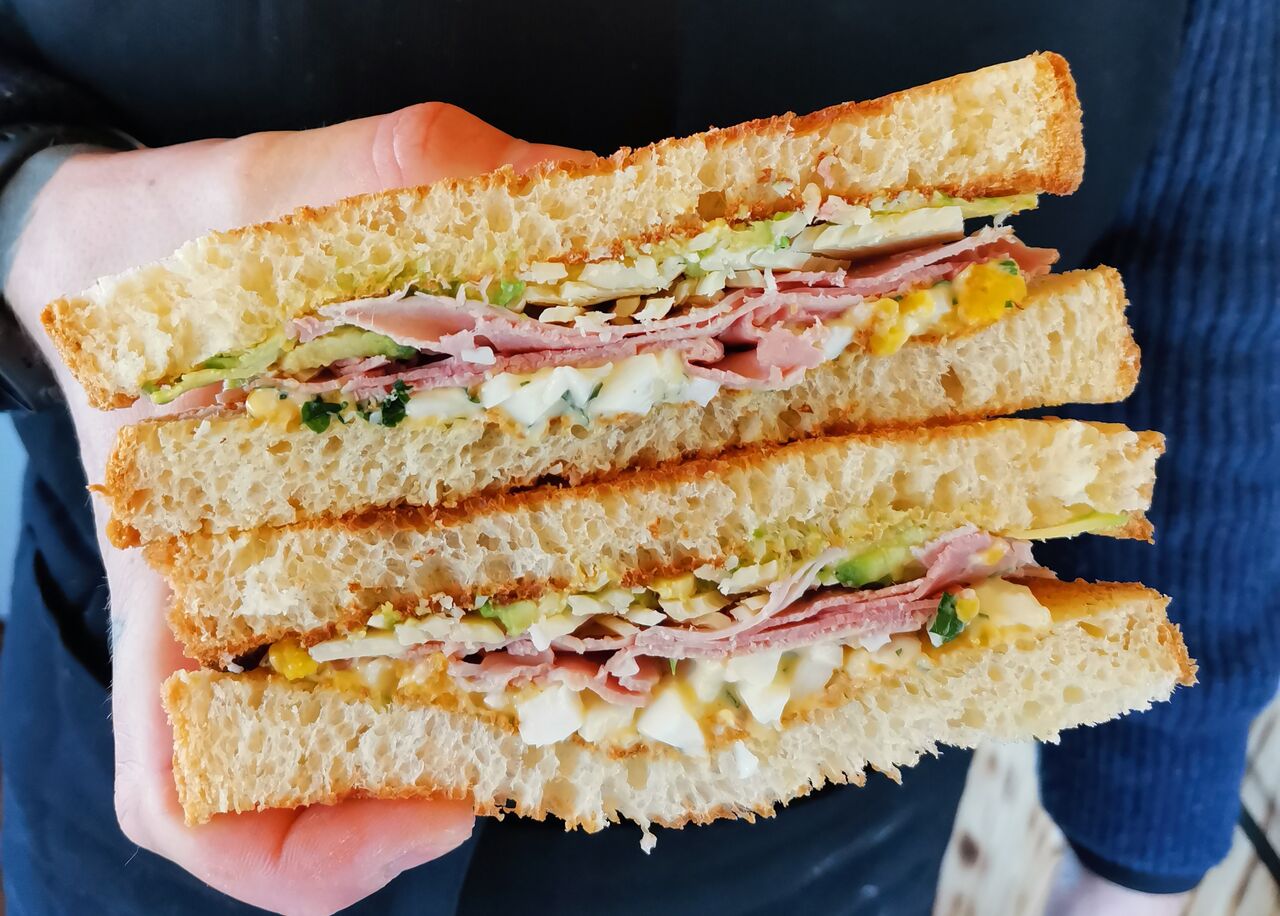 LE CLUBER : crème d'avocat, jambon blanc, tomme de montagne, mimosa d'œufs bio