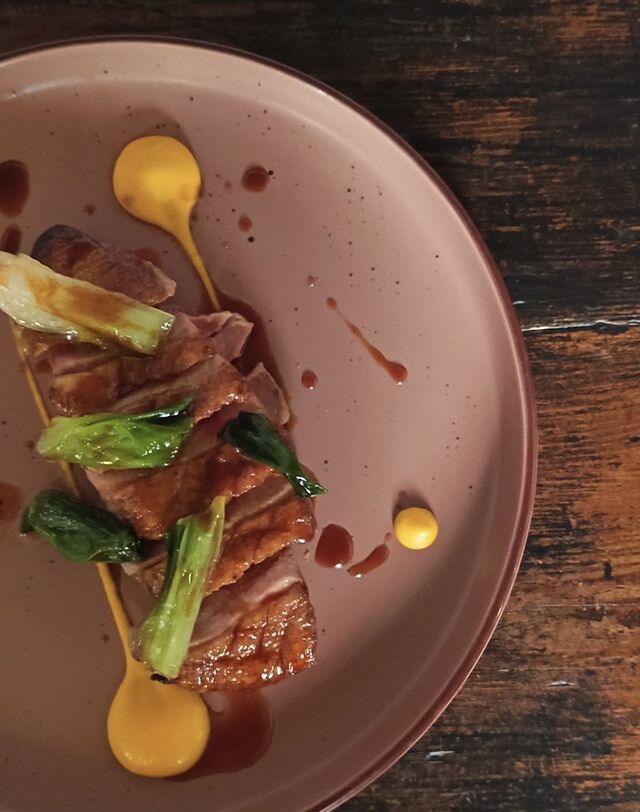 Anatra con nespole e cipollotto caramellato