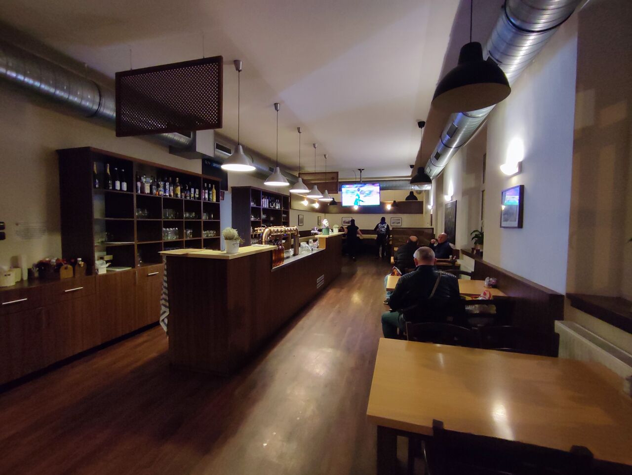 Výčep a hlavní sál restaurace 