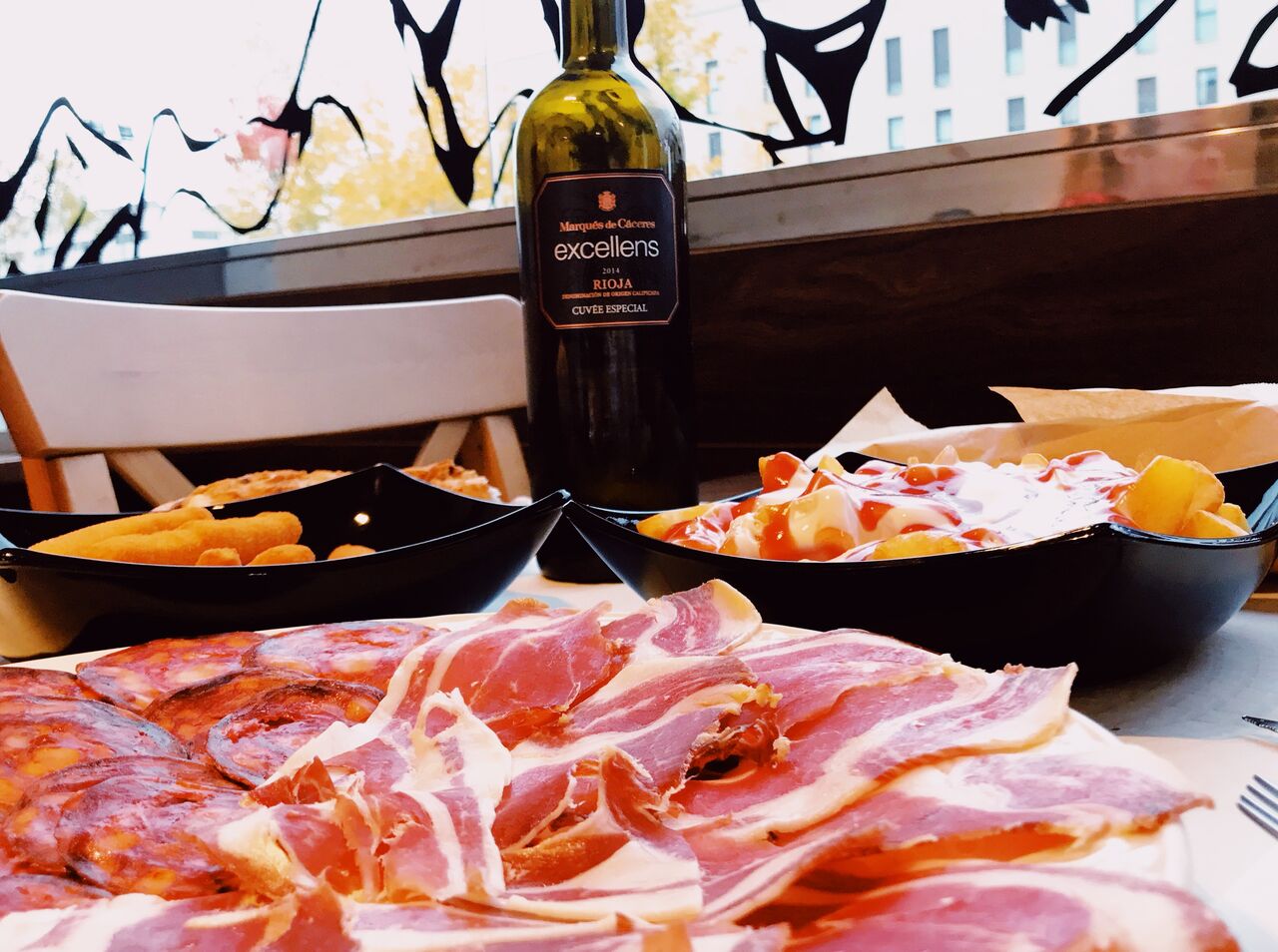 JAMÓN IBÉRICO CON PATATAS BRAVAS 