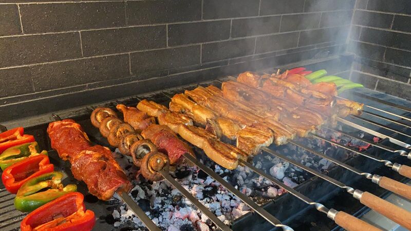 Frische Grillspezialitäten von unserem Holzkohlengrill