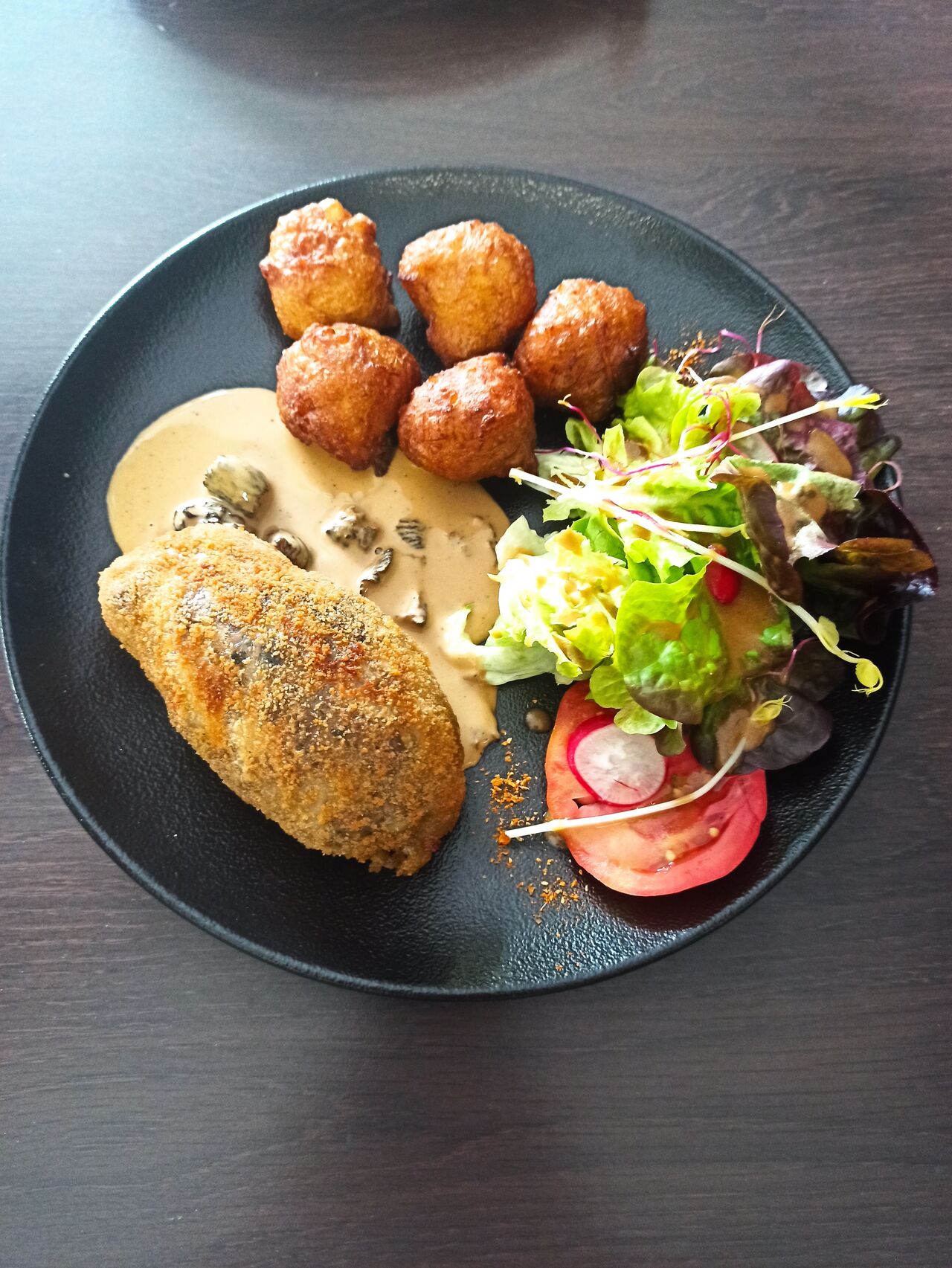 Spécialité du chef :
Pied de porc en crépinette sauce morille
et pommes dauphine maison