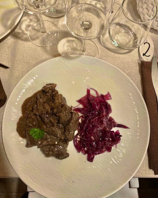 Stracotto di Cervo con cipolle caramellate 