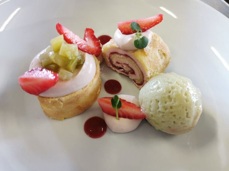 Roulé fraise rhubarbe confite