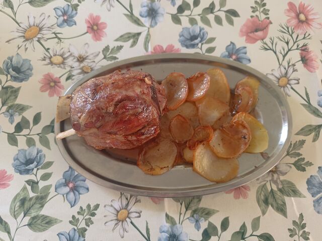 CODILLO CON PATATAS ASADAS