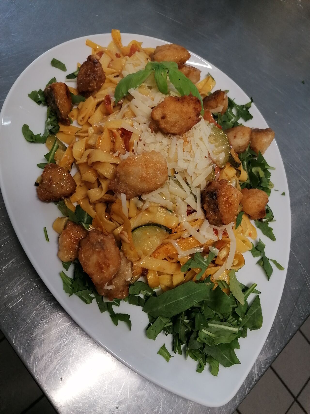 Band Nudeln mit Seeteufel