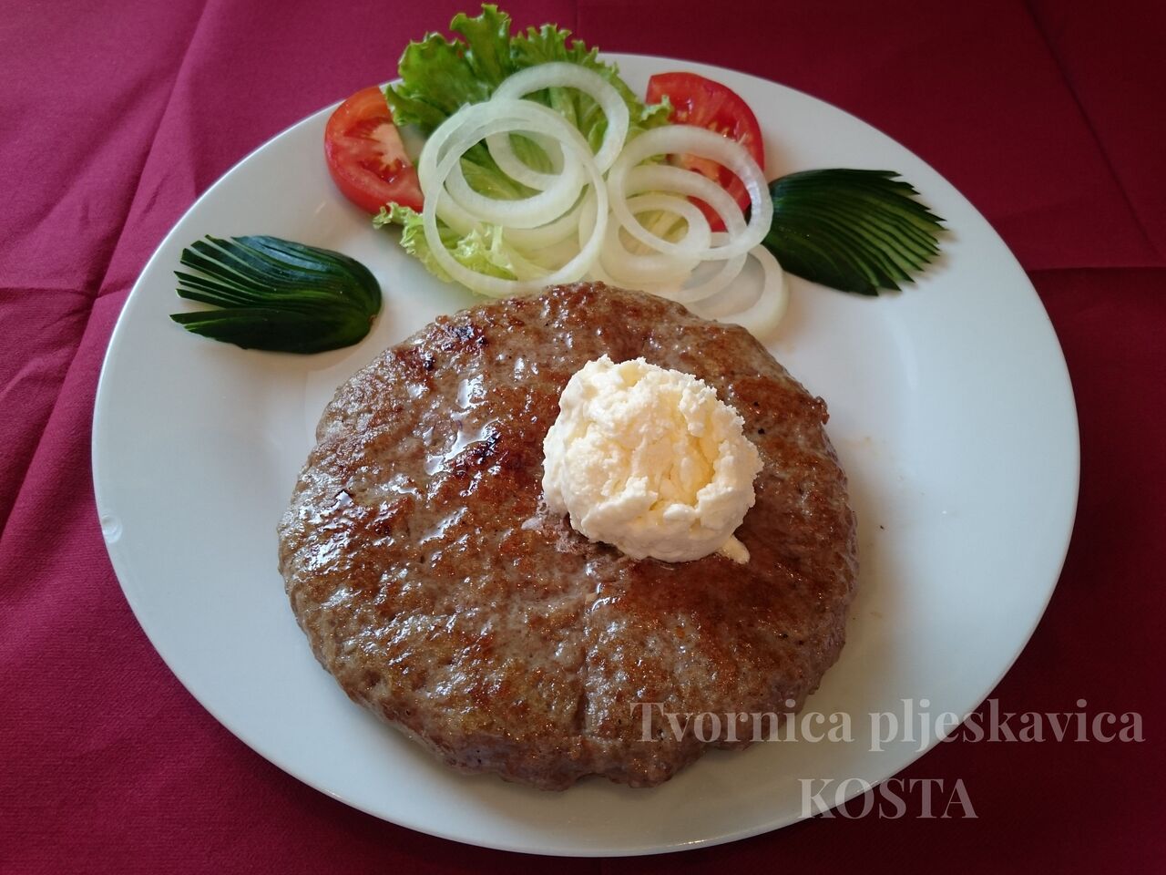 Pljeskavica s kajmakom