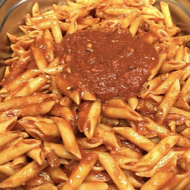 Penne arrabiata. Huisbereide bolognaisesaus licht pikant gemaakt
met grof gemalen peperoncini uit Calabrië.