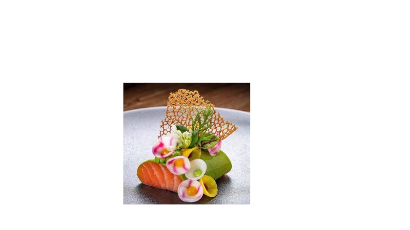 Petit pavé de Saumon Gravlax (mariné aux herbes), croûte d'herbes légères, subtile de légumes croquants