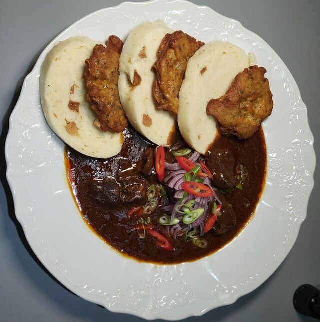 Hovězí gulášek s houskovými knedlíky a bramboráčky