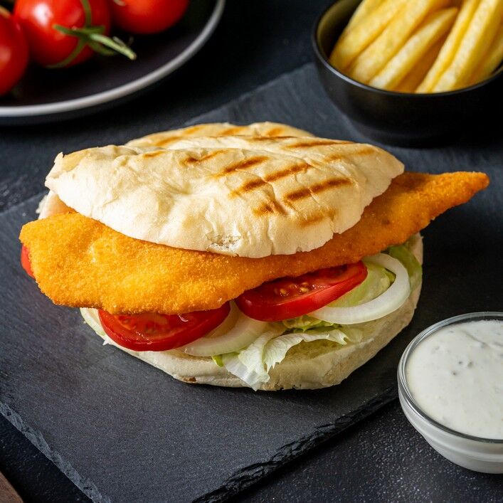 Pityke rántott csirkemellel fokhagymás szósszal 