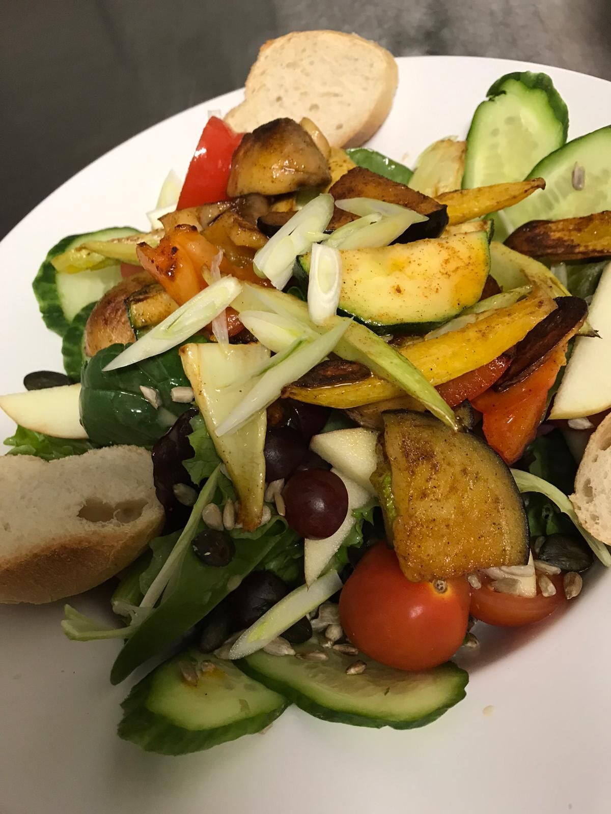 Salatteller mit frischem Pfannengemüse ...