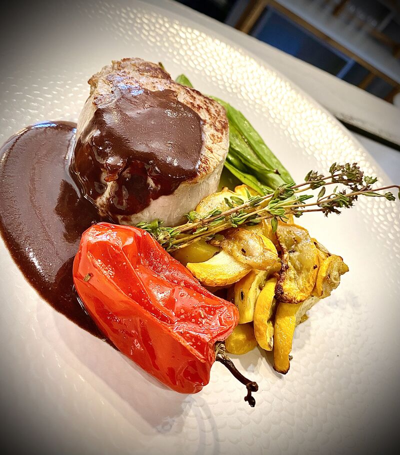 mignon de veau cuit sous vide en basse température jus réduit à la moutarde de Brive et légumes du marché