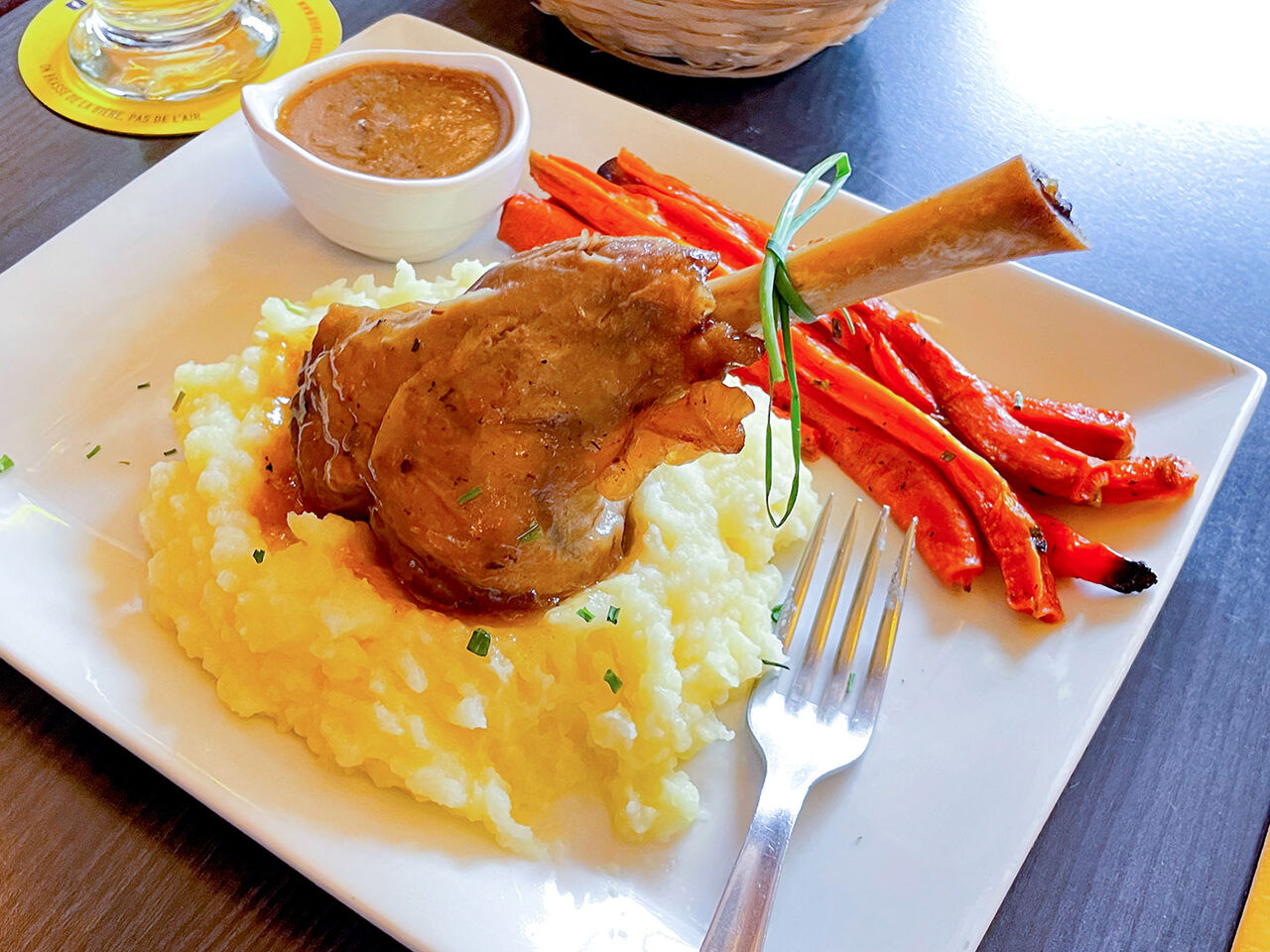 Il ne pouvait pas manquer ce classique au Berger : souris d'agneau sur sa purée de pommes de terre et ses carottes rôties
